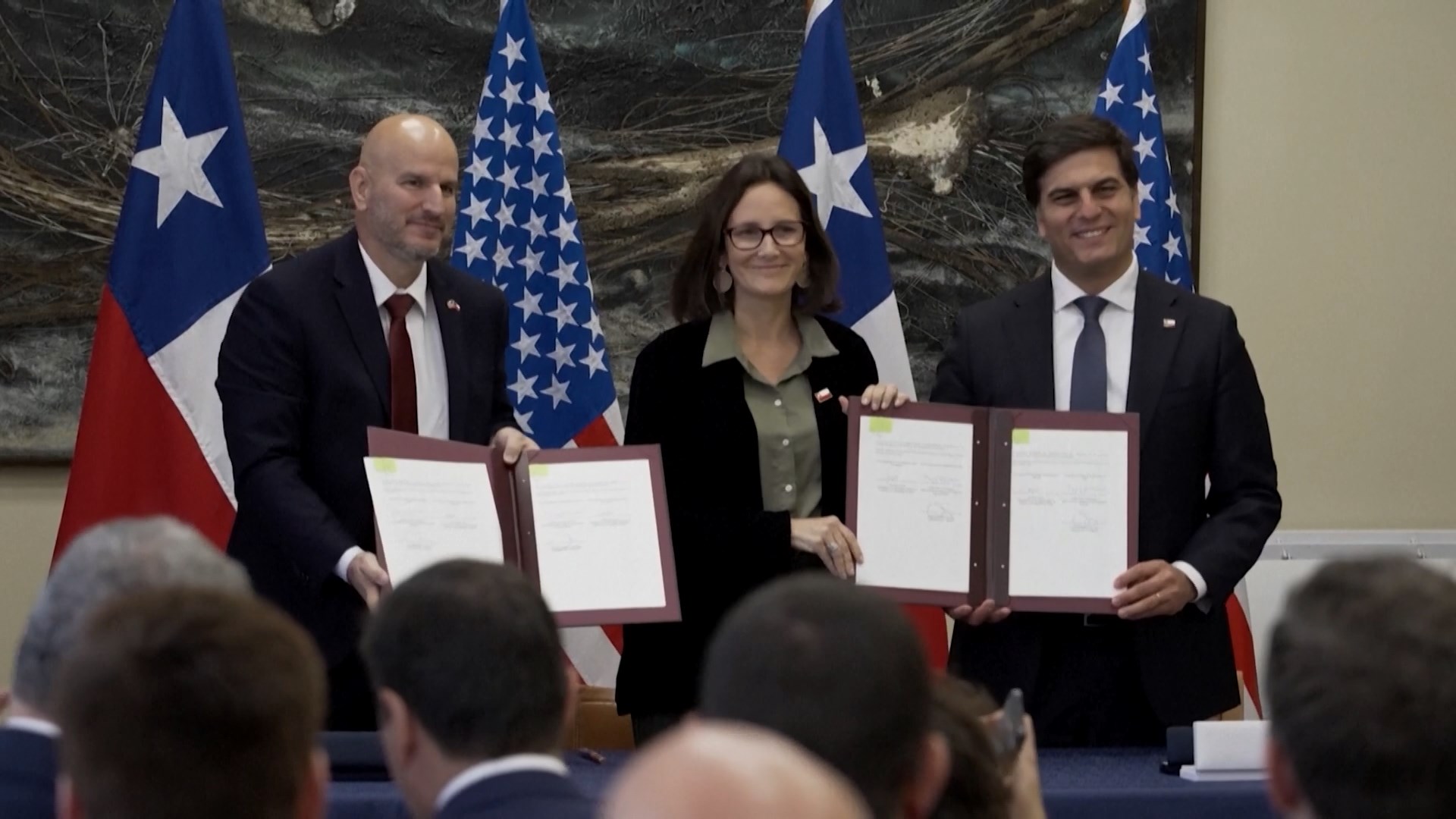 Chile, Mỹ ký thỏa thuận hợp tác khai khoáng và an ninh