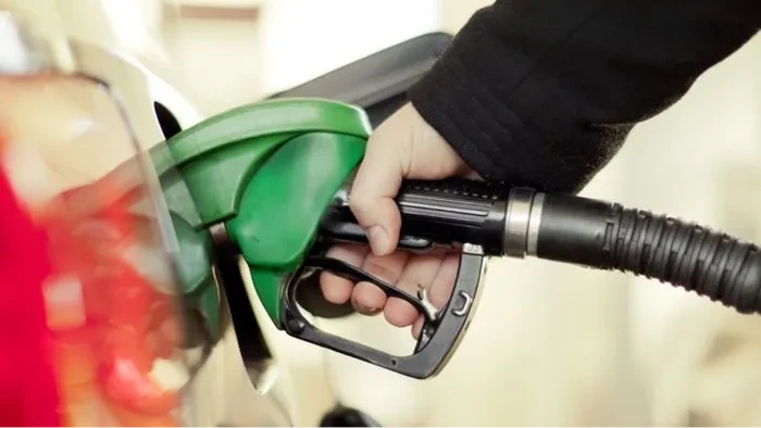 Trung Quốc lần đầu hạ giá trần xăng, dầu diesel