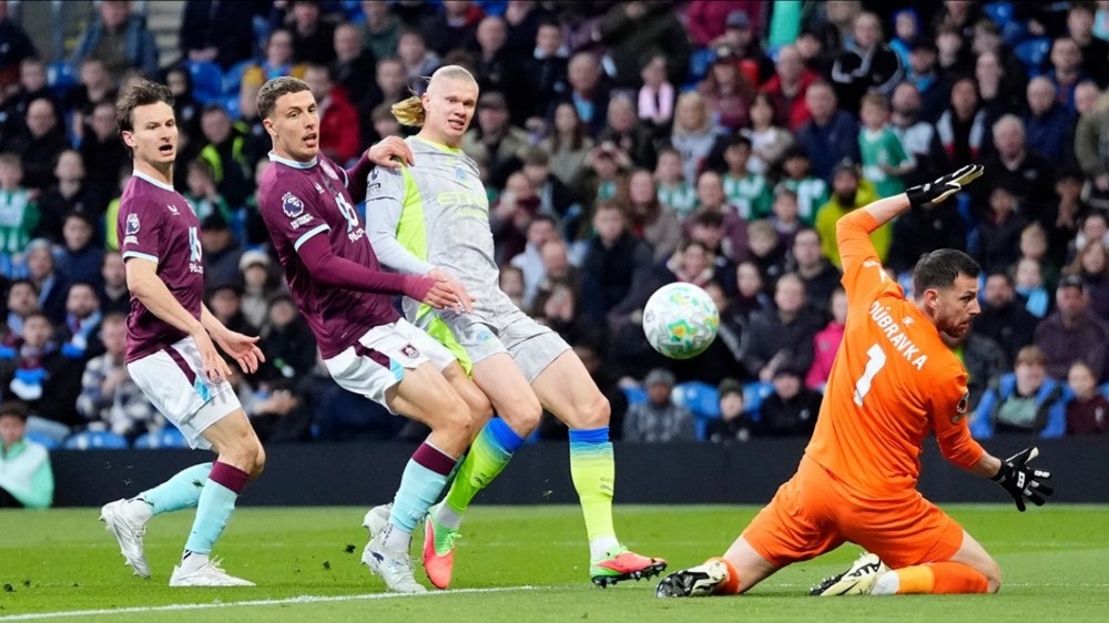 Man City hoàn thành mục tiêu trước Burnley