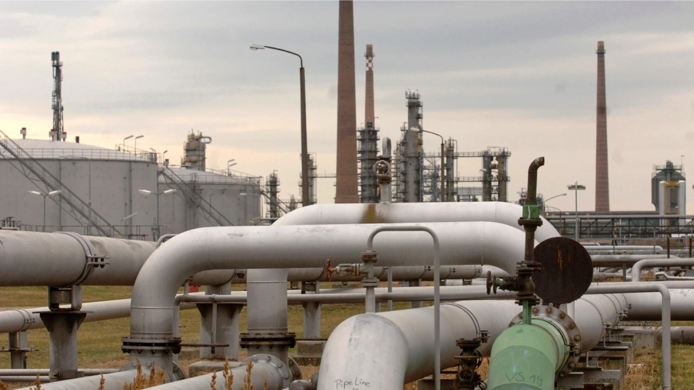 Đường ống Druzhba hoạt động trở lại, dầu Nga chảy sang Slovakia