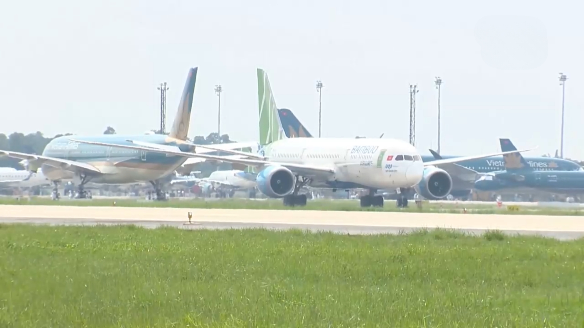 Đề xuất tiếp tục giảm phí hàng không hỗ trợ doanh nghiệp