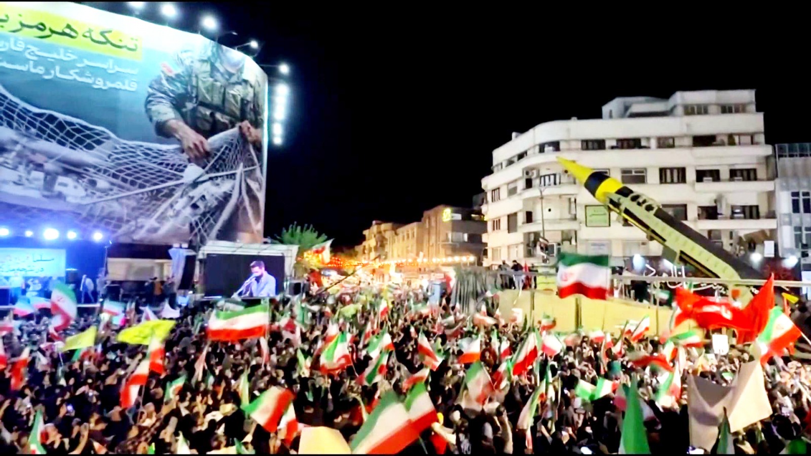 Iran phô diễn tên lửa Khorramshahr-4