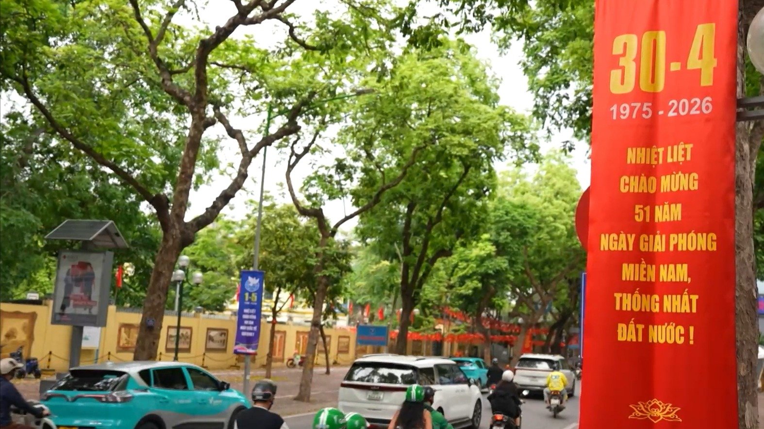 Hà Nội rực rỡ cờ hoa chào mừng Ngày Giải phóng miền Nam 30/4