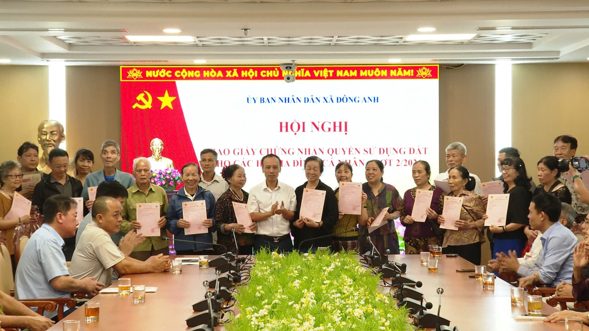 Xã Đông Anh trao sổ đỏ, giúp hộ tái định cư ổn định cuộc sống