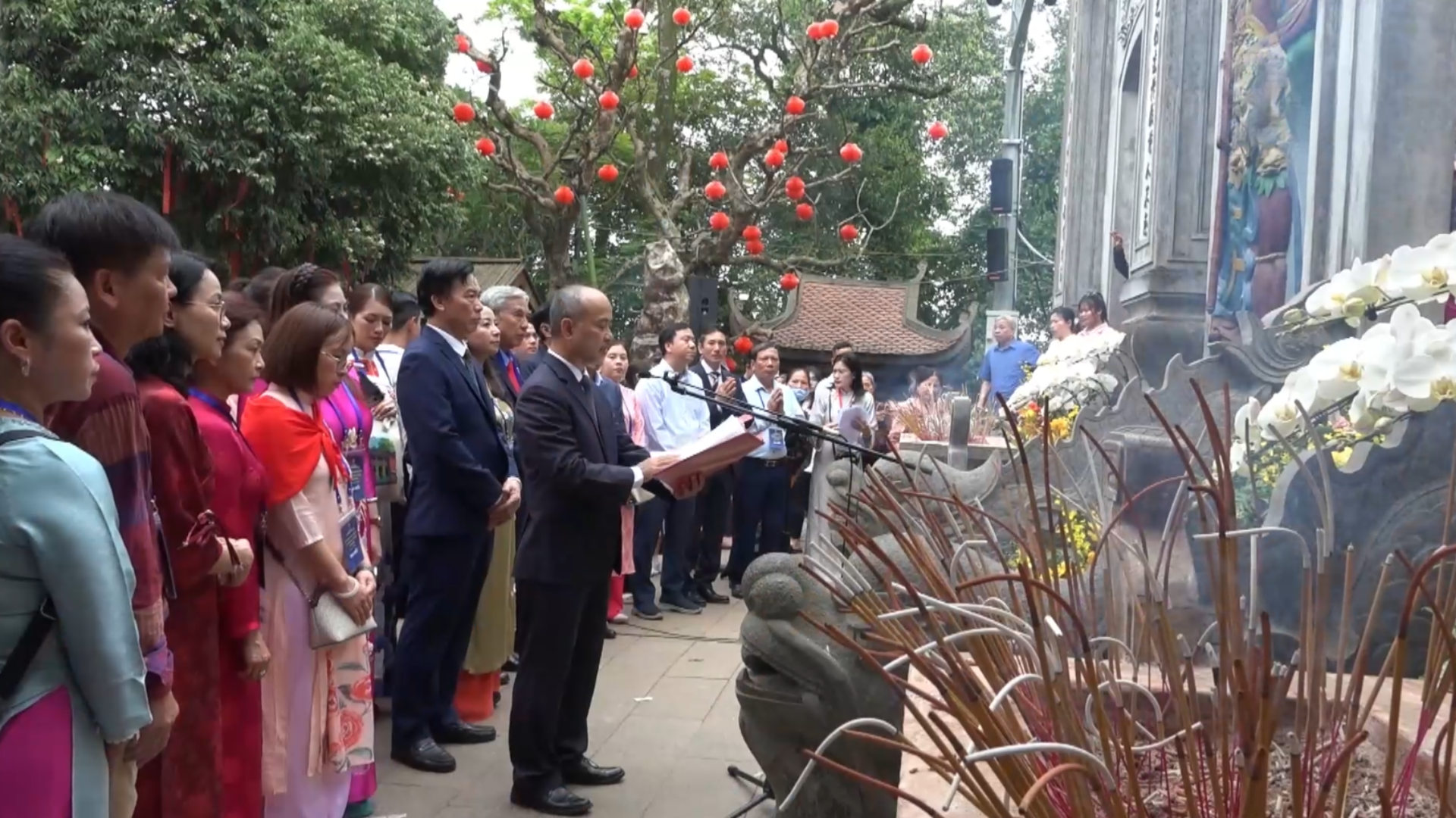 Kiều bào tiêu biểu về đất Tổ dâng hương tưởng niệm các Vua Hùng