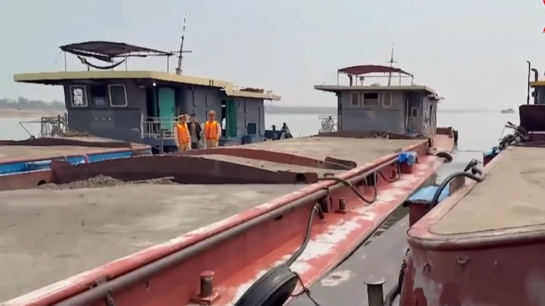 Phát hiện nhiều tàu chở cát vi phạm trên tuyến sông Hồng