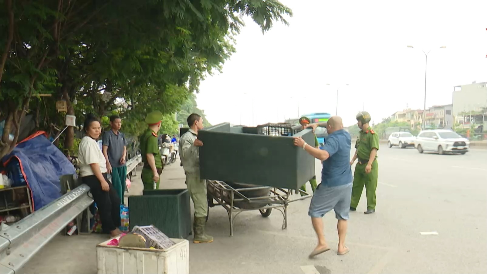 Xã Thiên Lộc giải tỏa vi phạm trên đường Võ Văn Kiệt