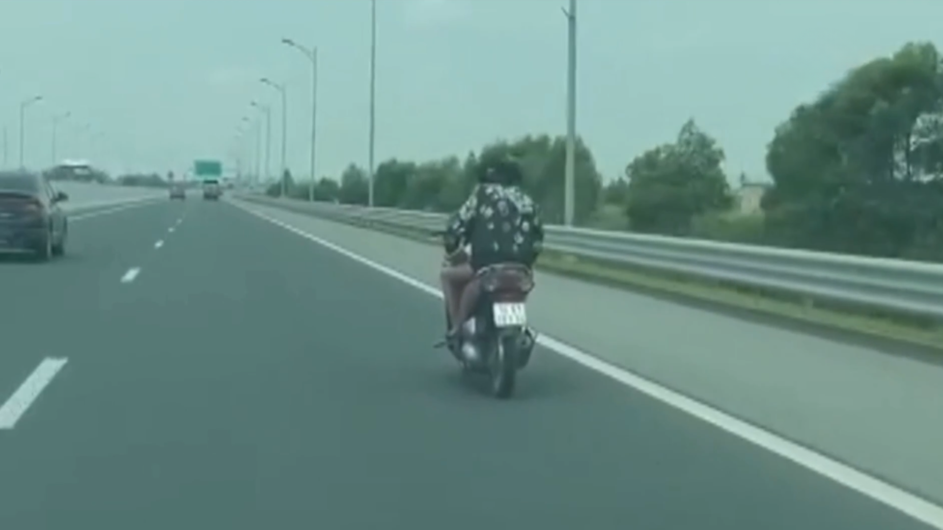 Nguy hiểm hành vi đi xe máy ngược chiều trên cao tốc
