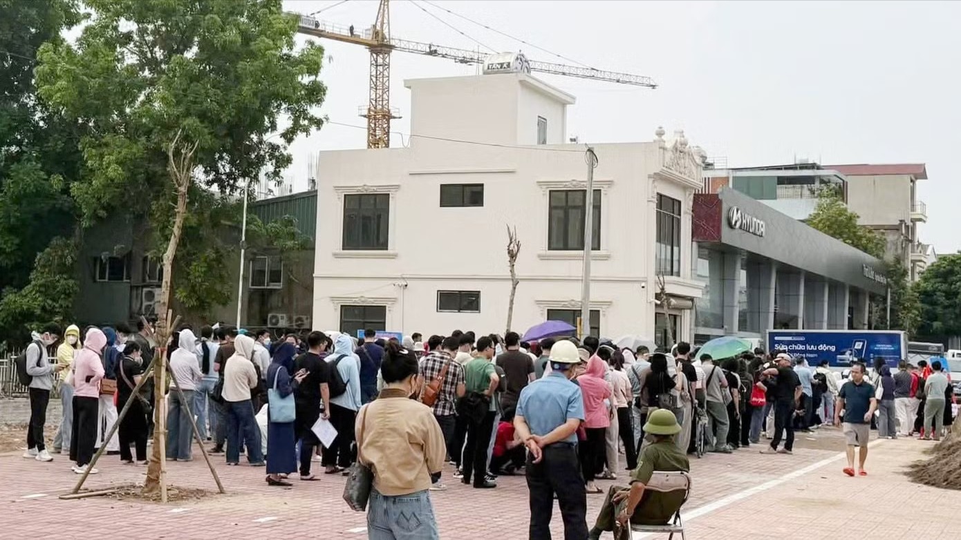Tái diễn cảnh xếp hàng nộp hồ sơ mua NƠXH tại Hà Nội