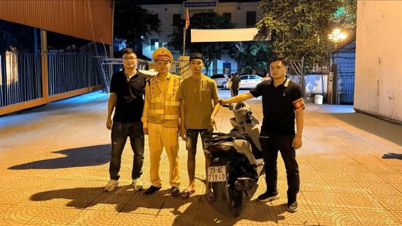 Hai thanh niên mang hung khí bị phát hiện