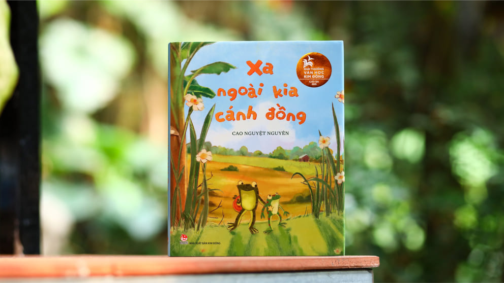 Tác giả Cao Nguyệt Nguyên và cuốn sách ‘Xa ngoài kia cánh đồng’