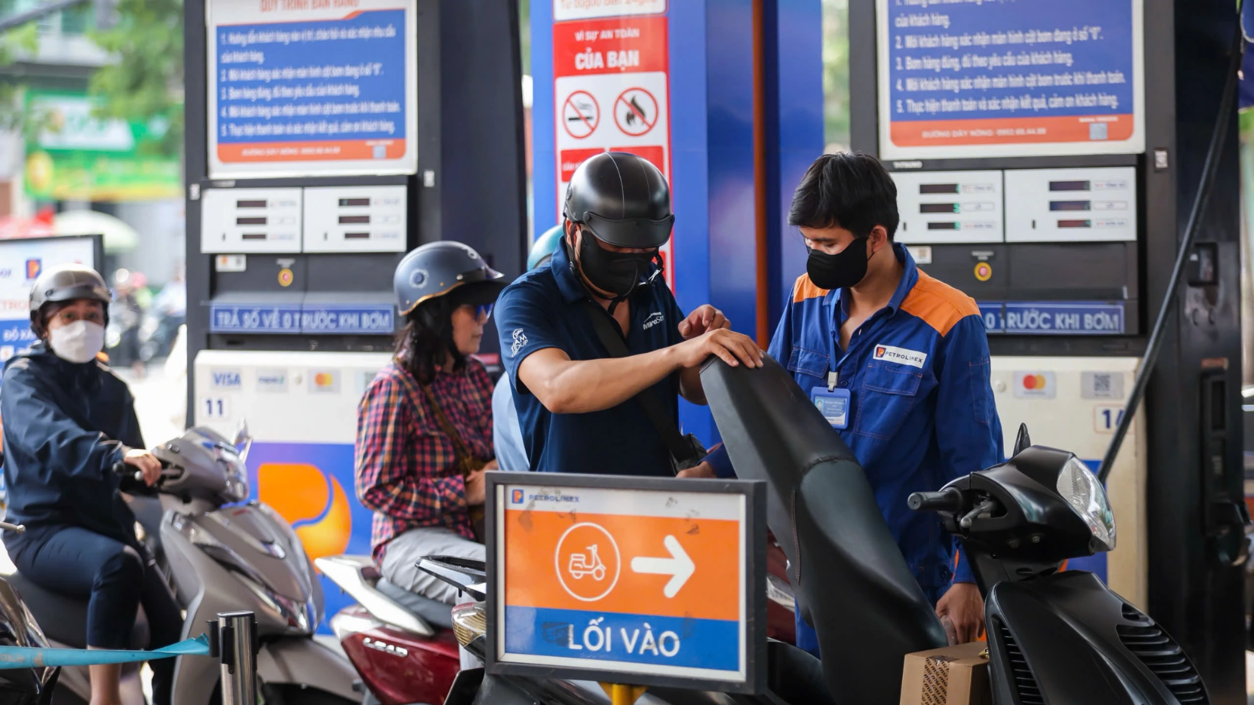 Giá xăng dầu tăng nhẹ trước kỳ nghỉ lễ