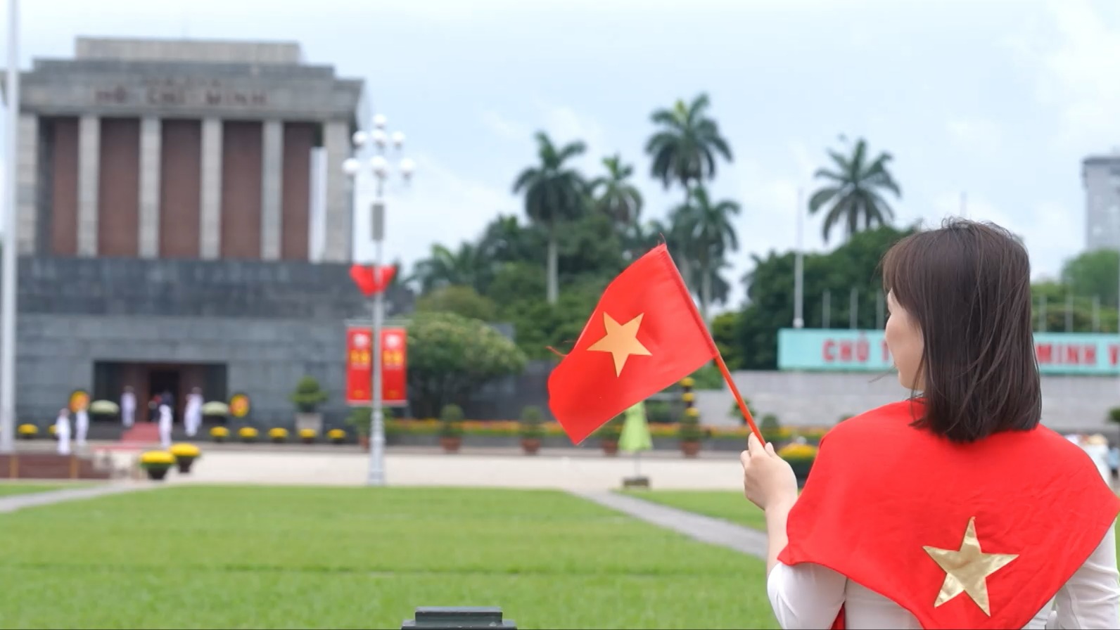 Đường phố Thủ đô rực rỡ cờ hoa chào mừng ngày lễ lớn 