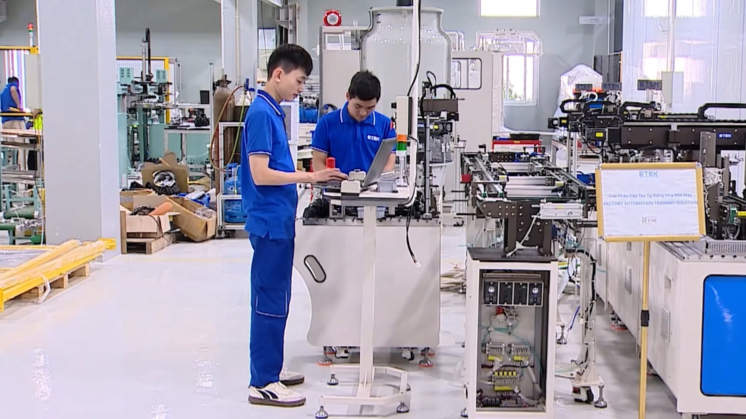 Doanh nghiệp duy trì sản xuất, vượt qua khó khăn