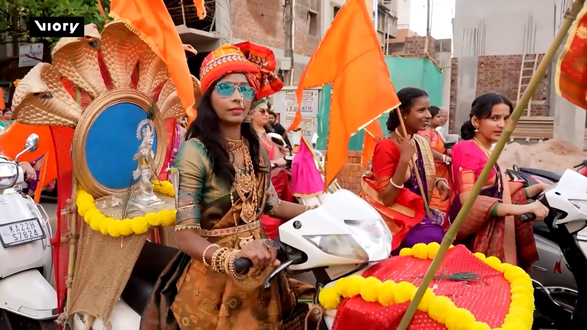 Phụ nữ Ấn Độ lái mô tô mừng lễ hội Gudi Padwa