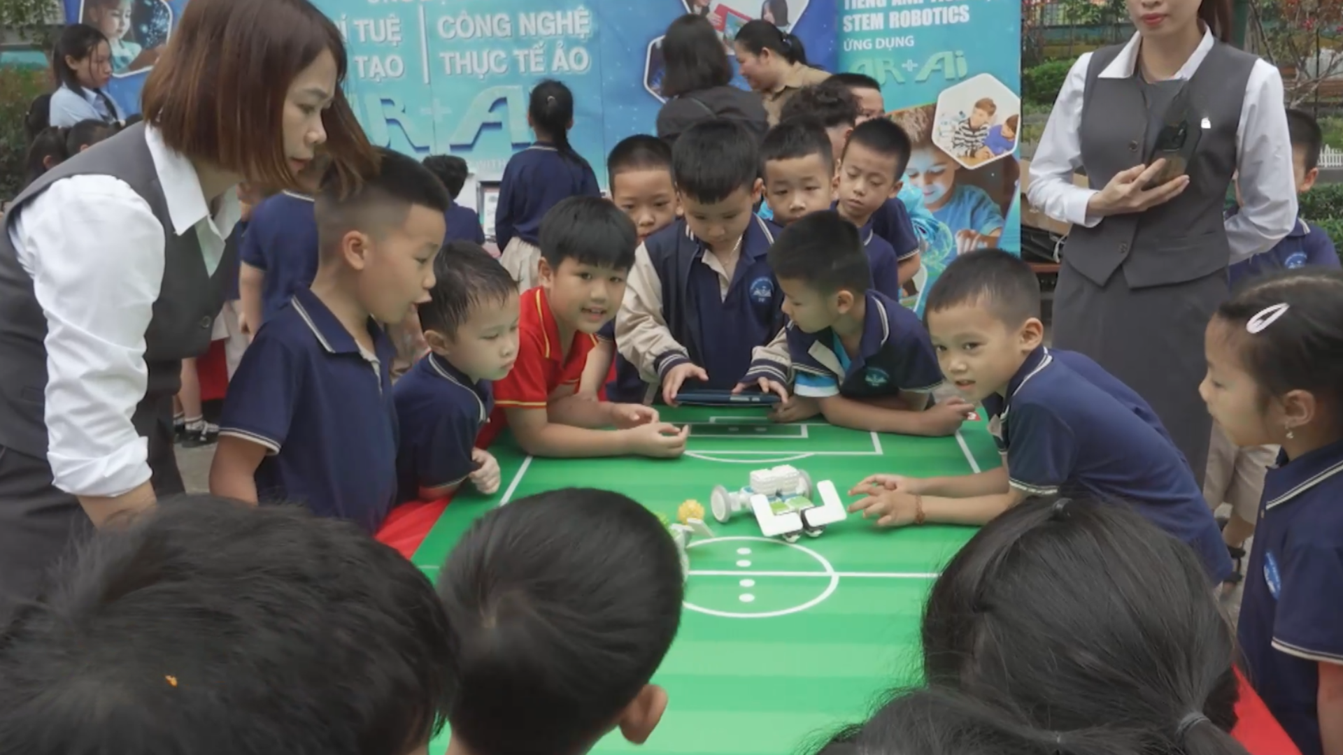 Mở lối tư duy cho học sinh qua AI, STEM và Robotics