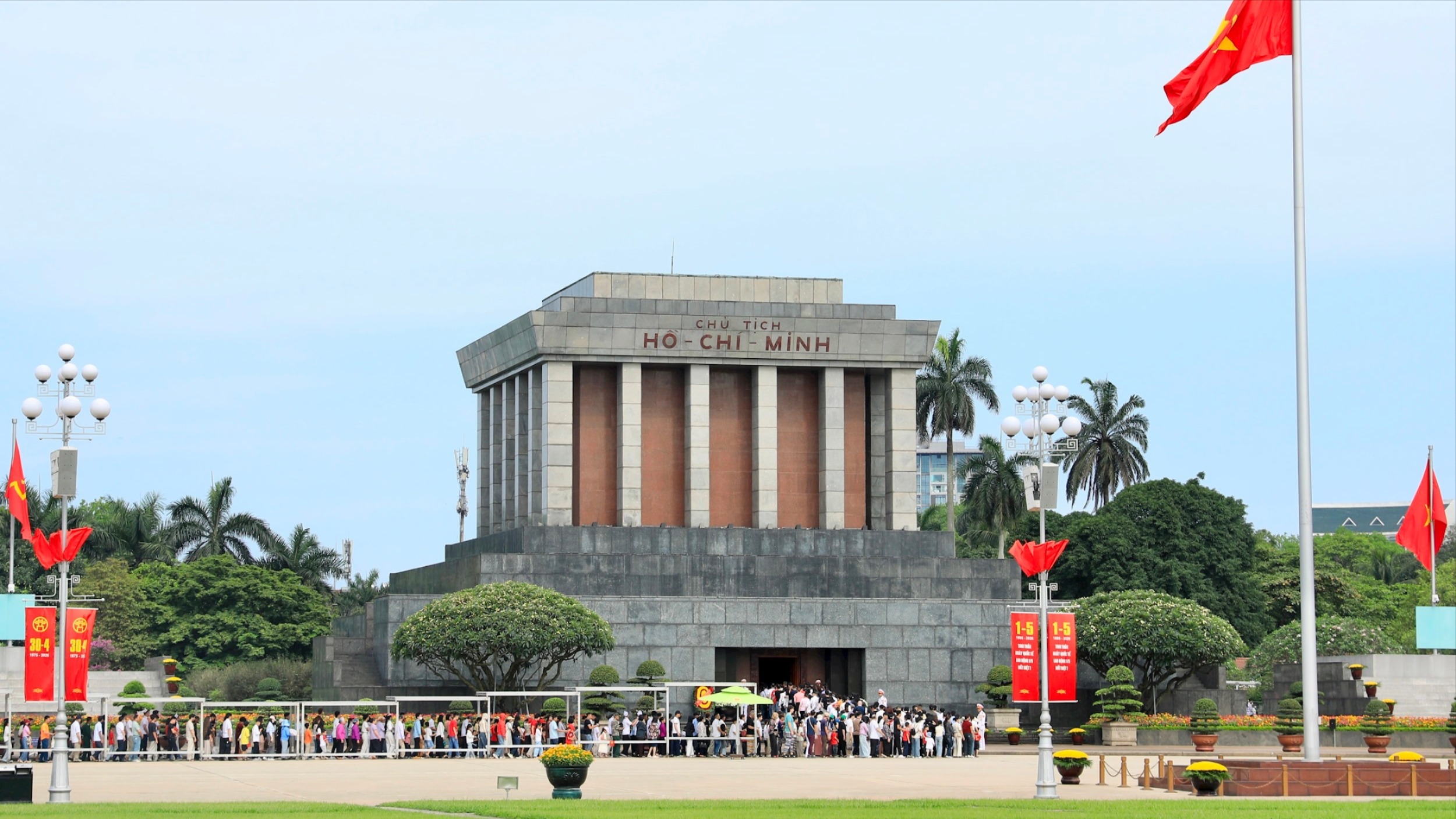 Dòng người thành kính vào Lăng viếng Bác