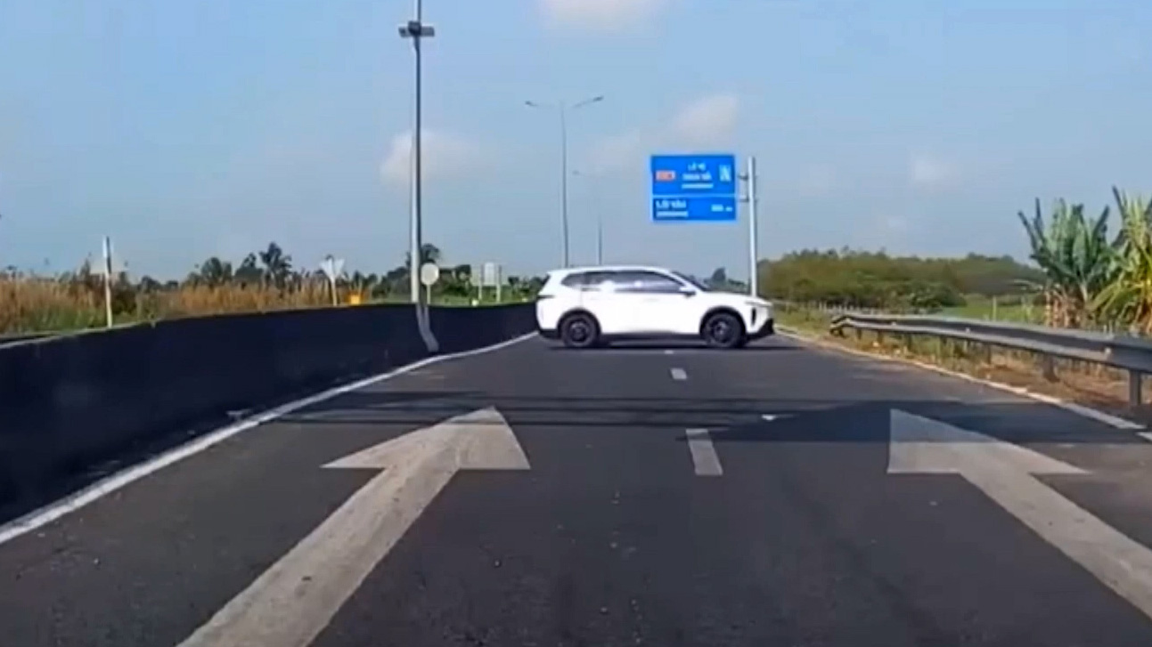 Nguy hiểm hành vi quay đầu ô tô ngay lối vào cao tốc 
