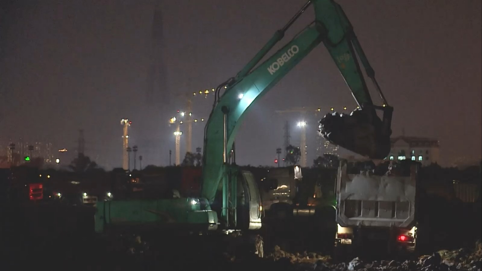 Công trường chống ngập khẩn cấp không nghỉ lễ