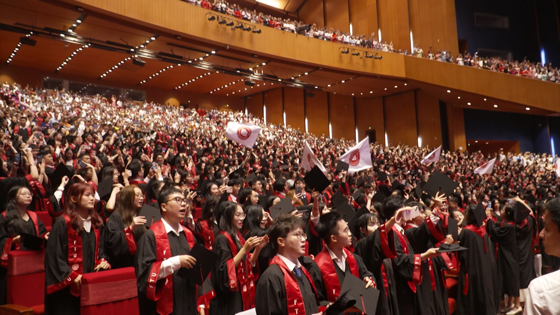 Gần 1.300 tân cử nhân ngoại thương gia nhập thị trường lao động