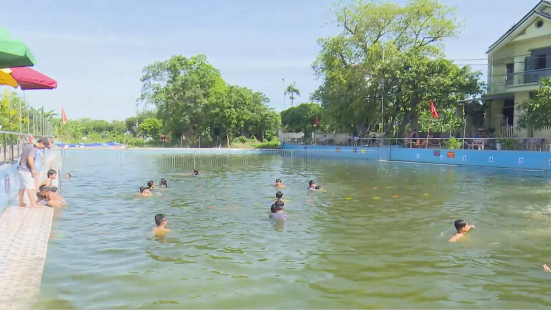 Chung tay cải tạo ao làng thành bể bơi miễn phí cho trẻ