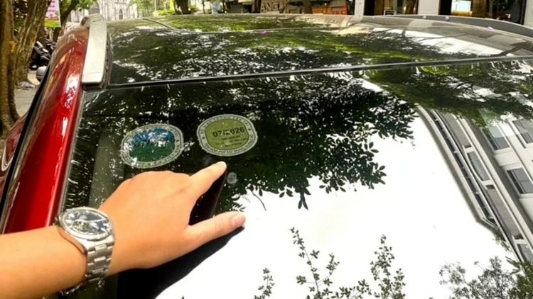 Bỏ dán tem kiểm định trên kính ô tô từ năm 2027