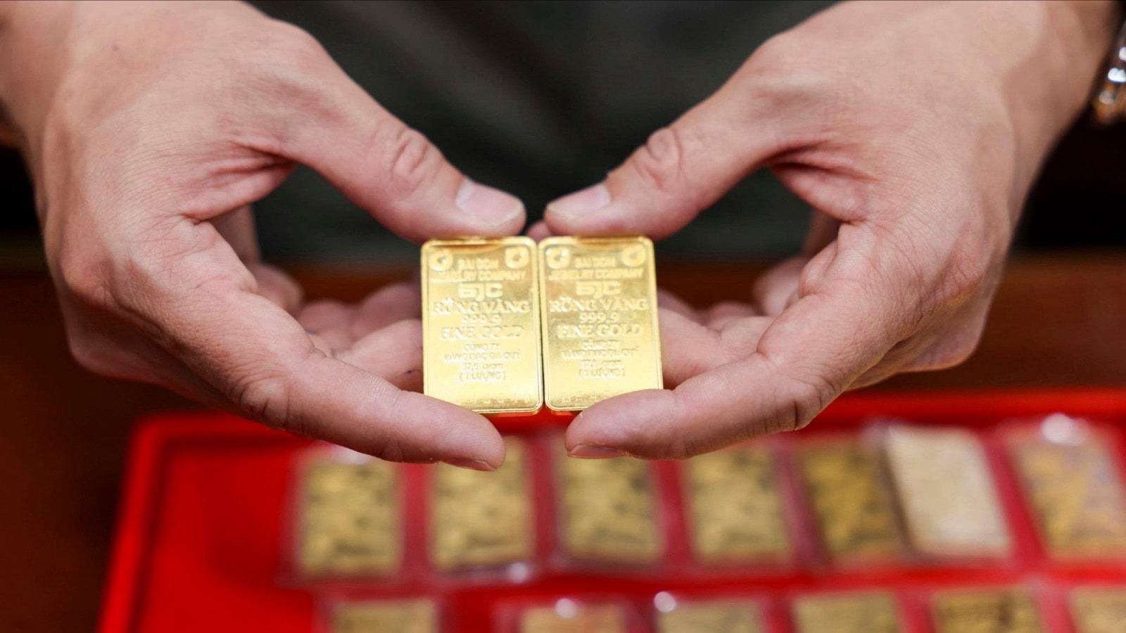 Giá vàng đầu tuần 'bốc hơi' 1,4 triệu đồng/lượng, xuống đáy một tuần