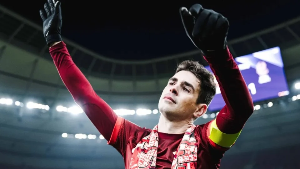 Tiền vệ Oscar giải nghệ