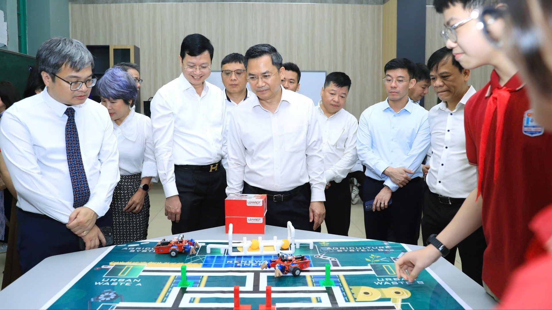 Công nghệ là công cụ, giáo viên là trung tâm, học sinh là chủ thể