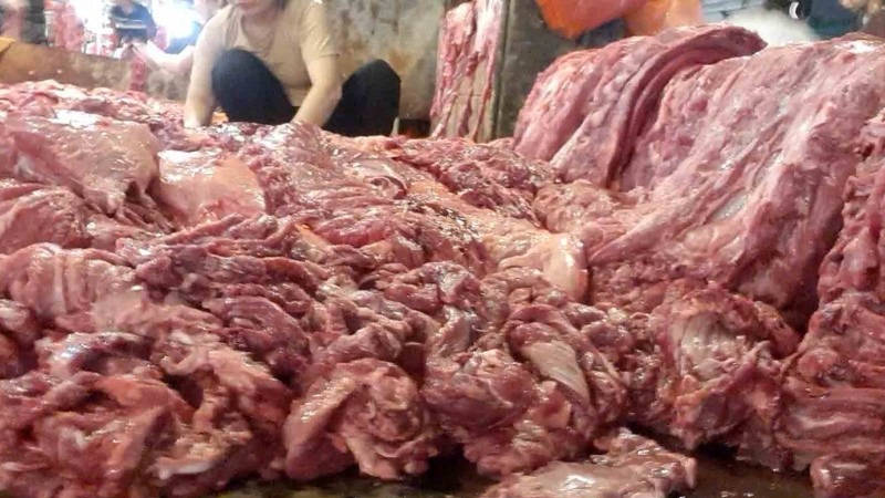 Dán nhãn 'thịt sạch' cho lợn bệnh để tuồn vào trường học