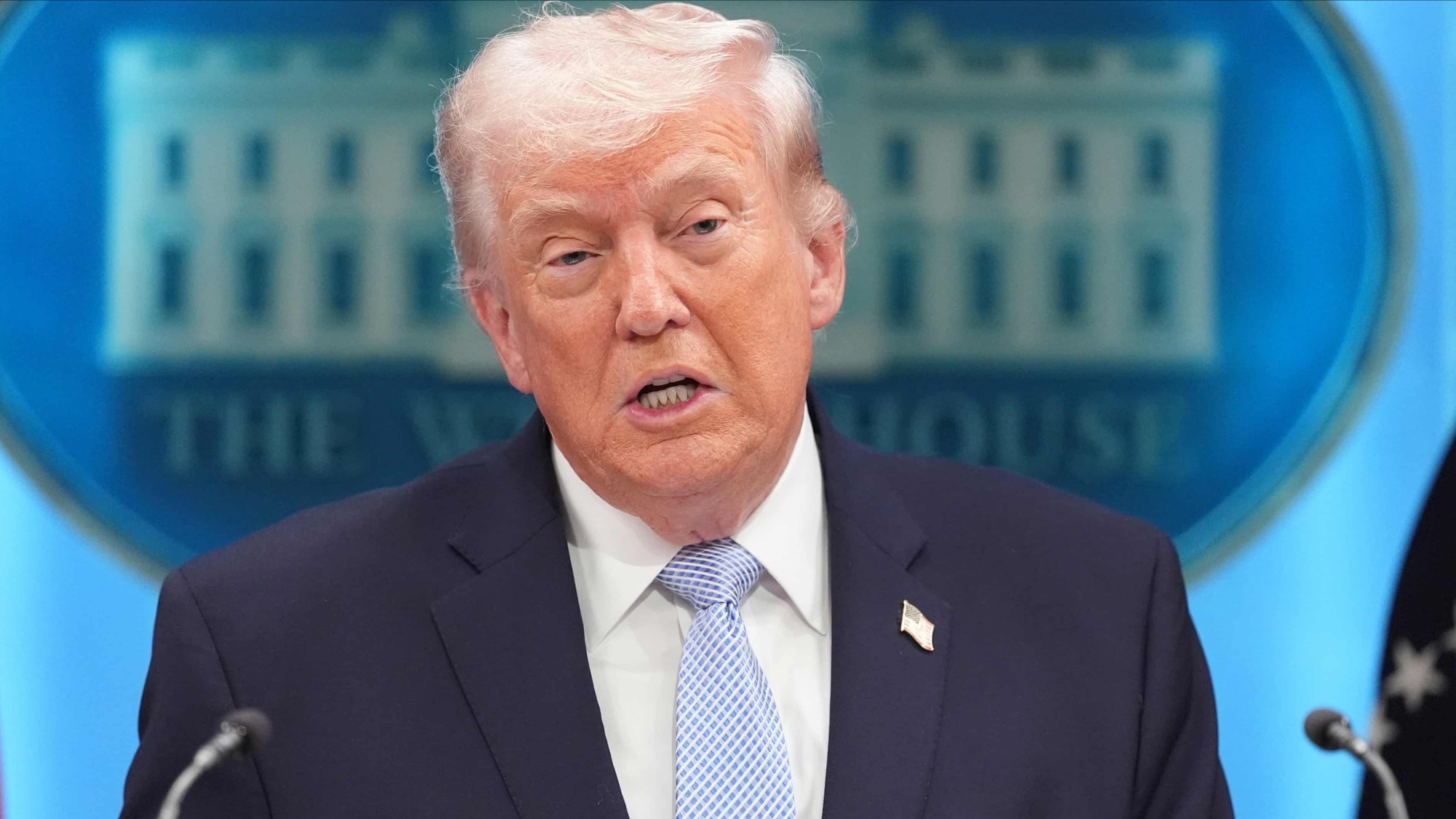 Mỹ cảnh báo 'rắn' với Iran trước hạn chót về eo biển Hormuz