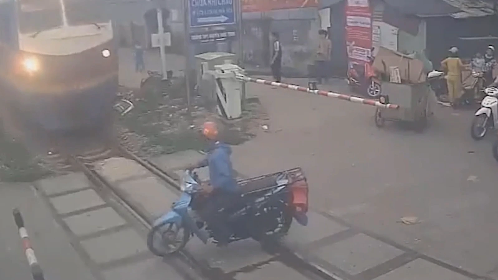 Nguy hiểm khi vượt barie đường sắt