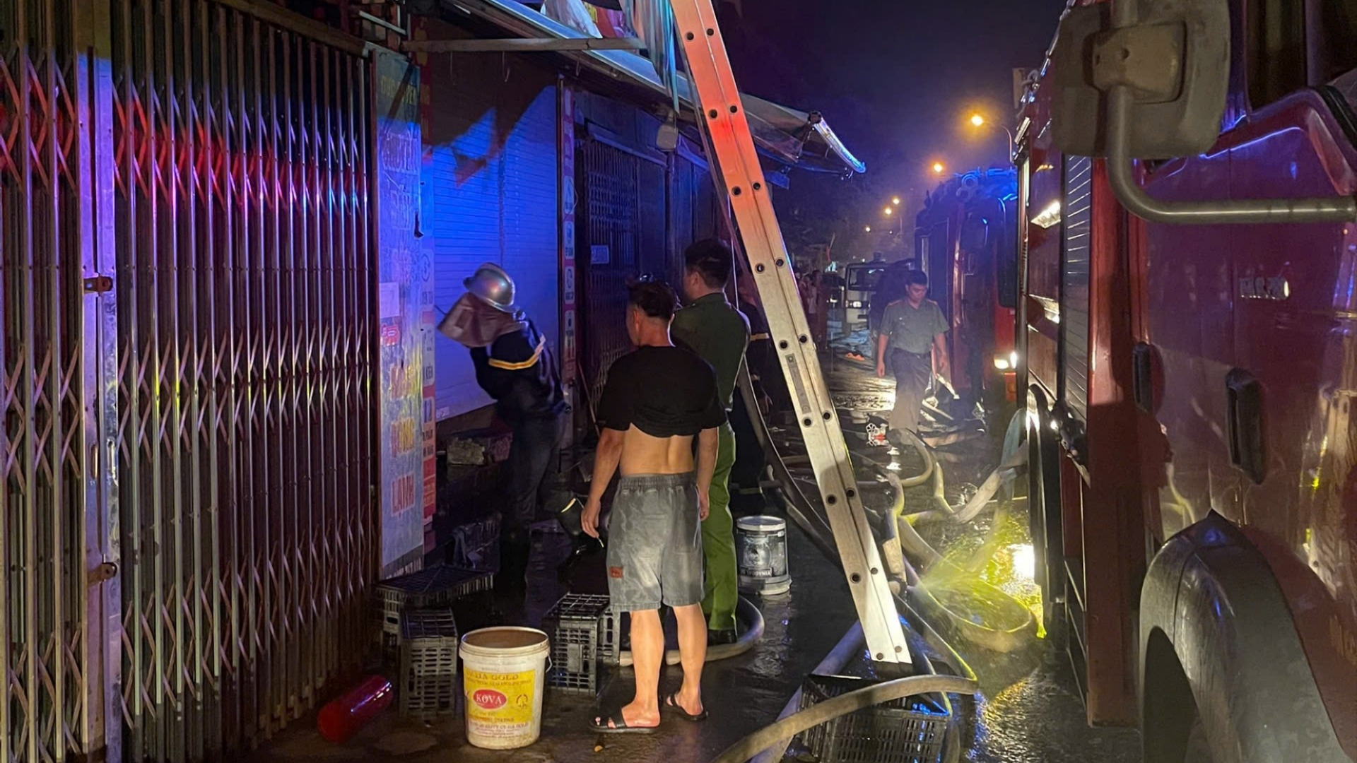 Kịp thời dập tắt đám cháy trong đêm