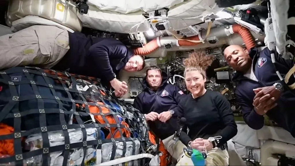 Phi hành đoàn Artemis II bắt đầu hành trình trở về Trái đất