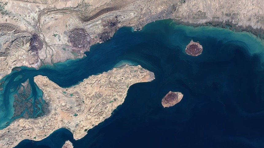 Iran thiết lập hành lang hàng hải mới tại eo biển Hormuz