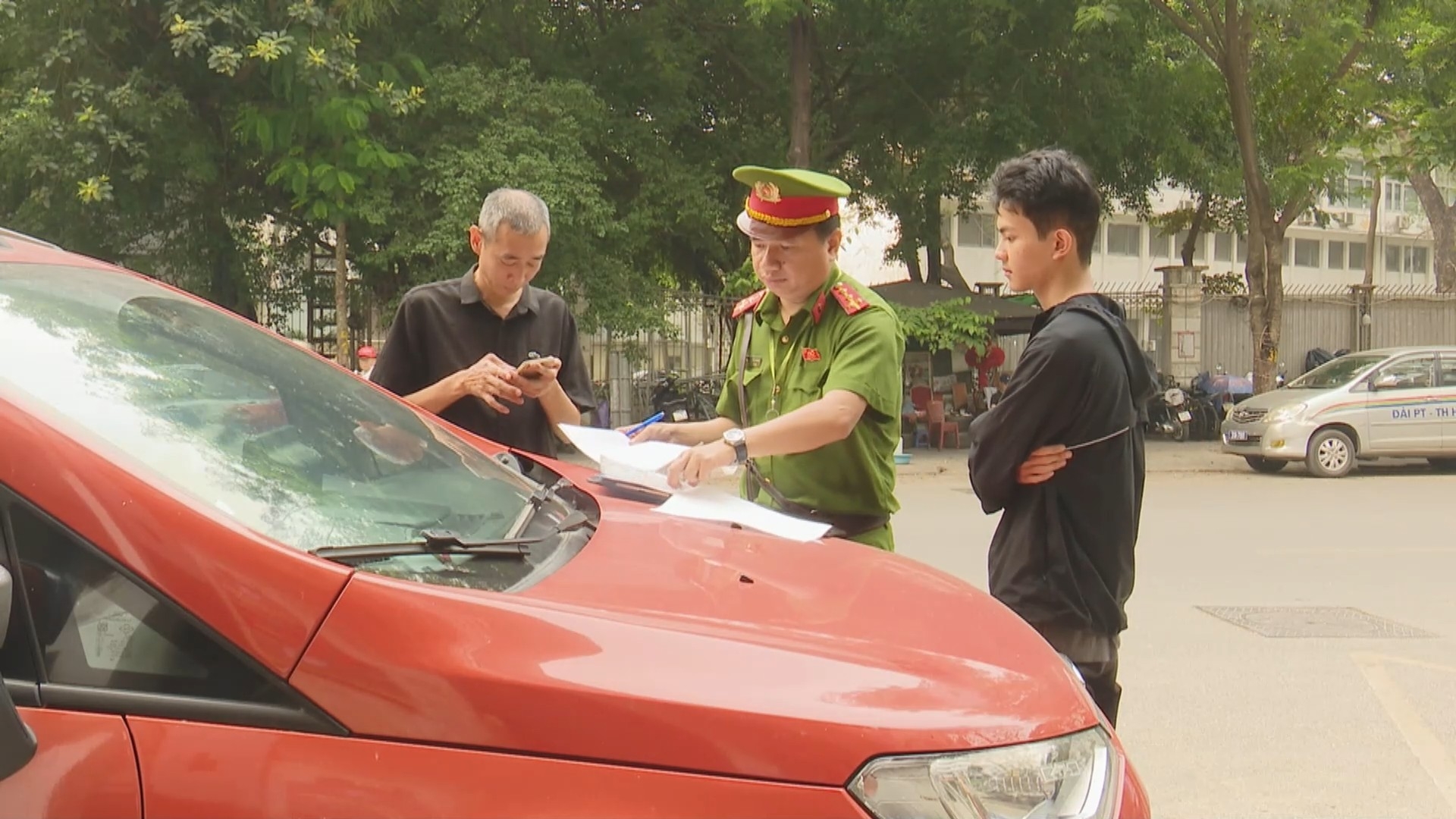 Phường Bạch Mai lập lại trật tự trên phố Trần Đại Nghĩa