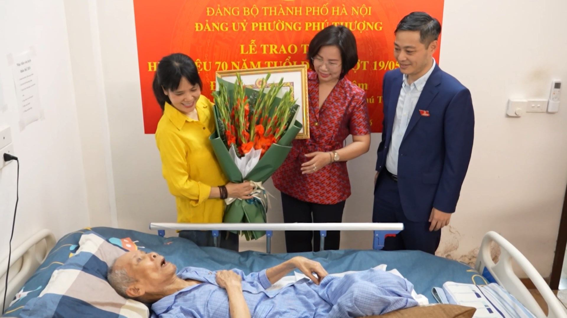 Trao Huy hiệu 70 năm tuổi Đảng tặng đảng viên lão thành