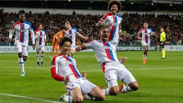 Crystal Palace đặt một chân vào chung kết Conference League