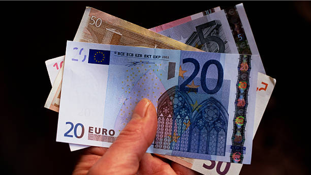 ECB giữ nguyên lãi suất, phát tín hiệu tăng vào tháng 6