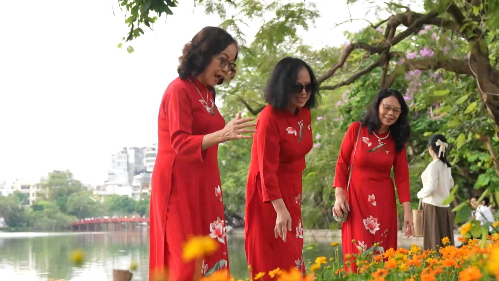 Hồ  Hoàn Kiếm thu hút du khách đến chụp ảnh