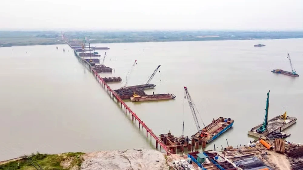Thi công xuyên nghỉ lễ trên các công trình cầu vượt sông Hồng