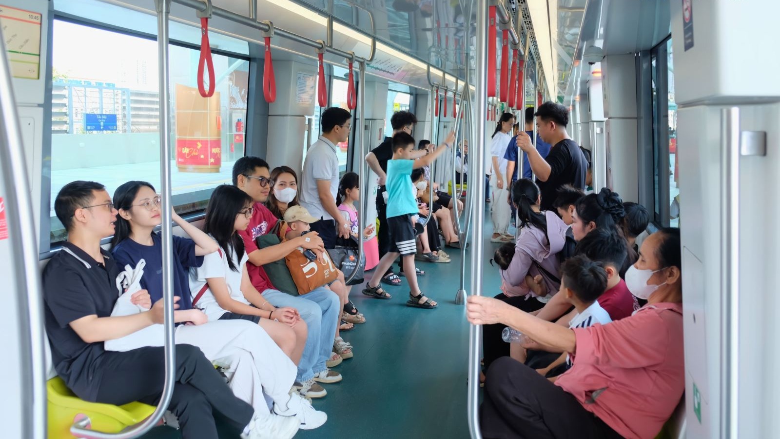 Người dân hào hứng trải nghiệm giao thông công cộng miễn phí