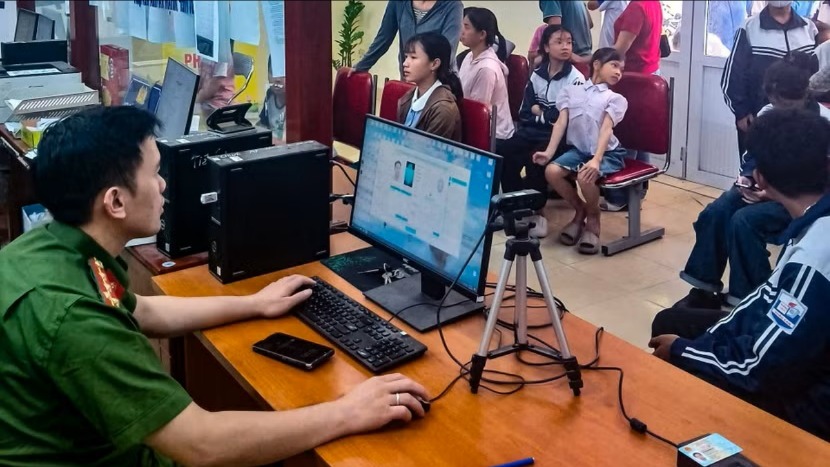 Công an xuyên lễ cấp định danh điện tử cho học sinh