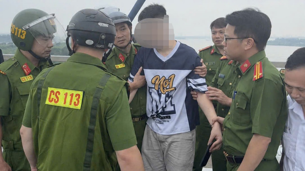 Cảnh sát ngăn cản kịp thời nam thanh niên lên cầu tự tử