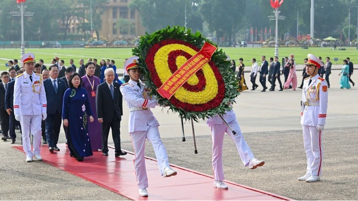 Đoàn đại biểu dự Đại hội MTTQ lần thứ XI vào Lăng viếng Chủ tịch Hồ Chí Minh