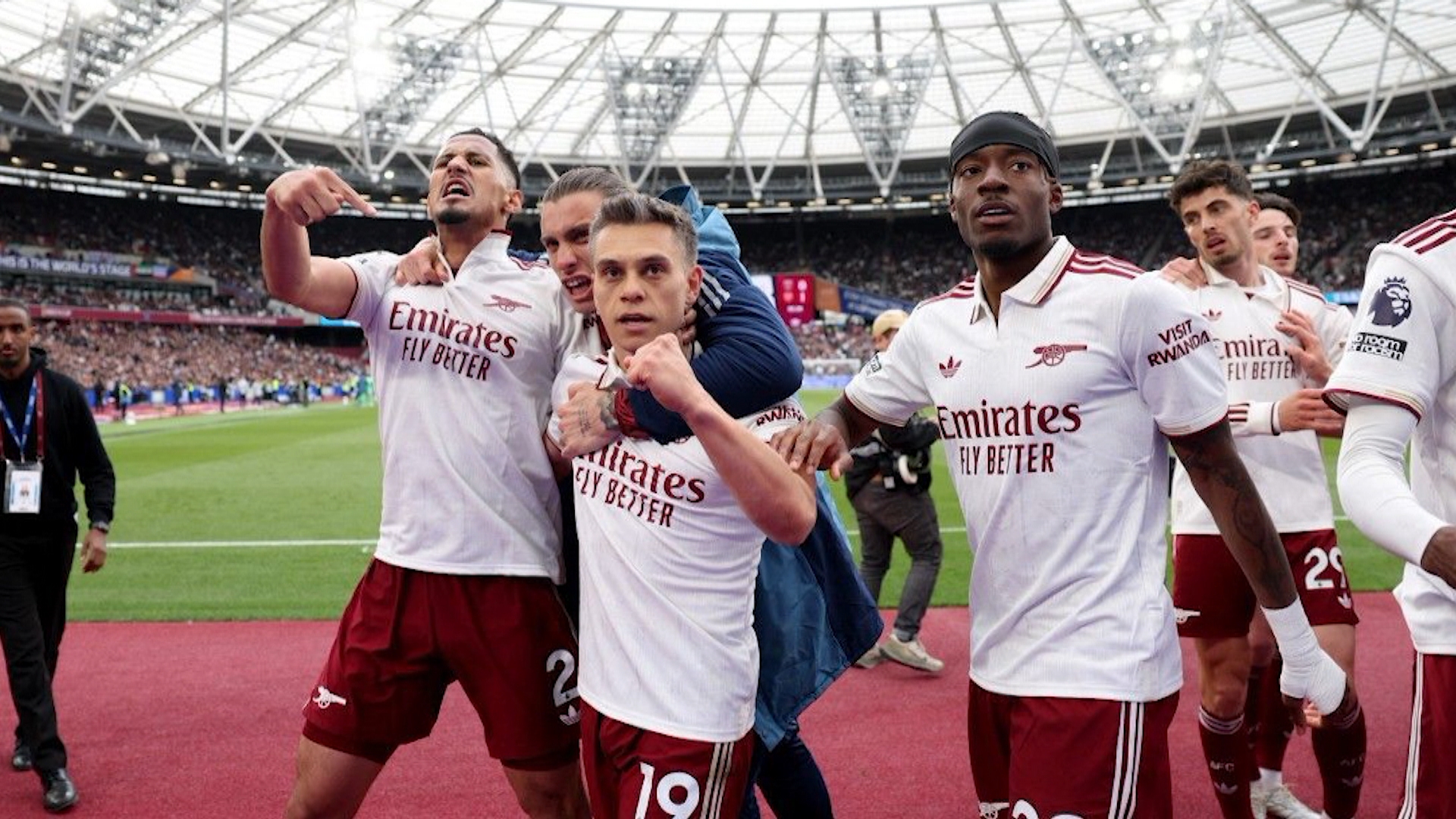 Arsenal tái lập cách biệt 5 điểm với Man City