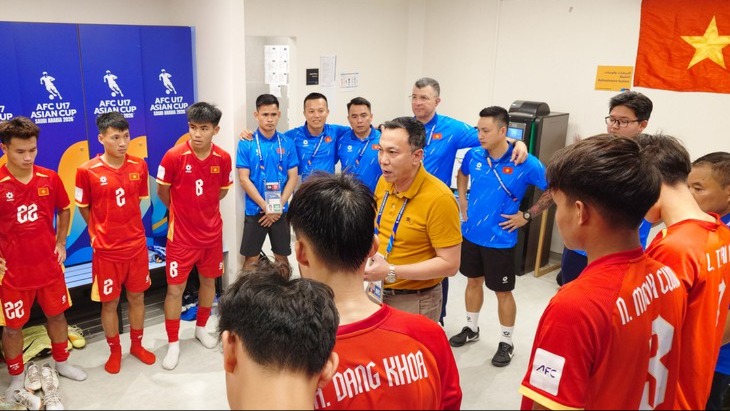 Chủ tịch VFF động viên các cầu thủ U17 Việt Nam