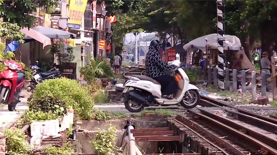 Chế tài mạnh, xử lý nghiêm vi phạm ATGT đường sắt