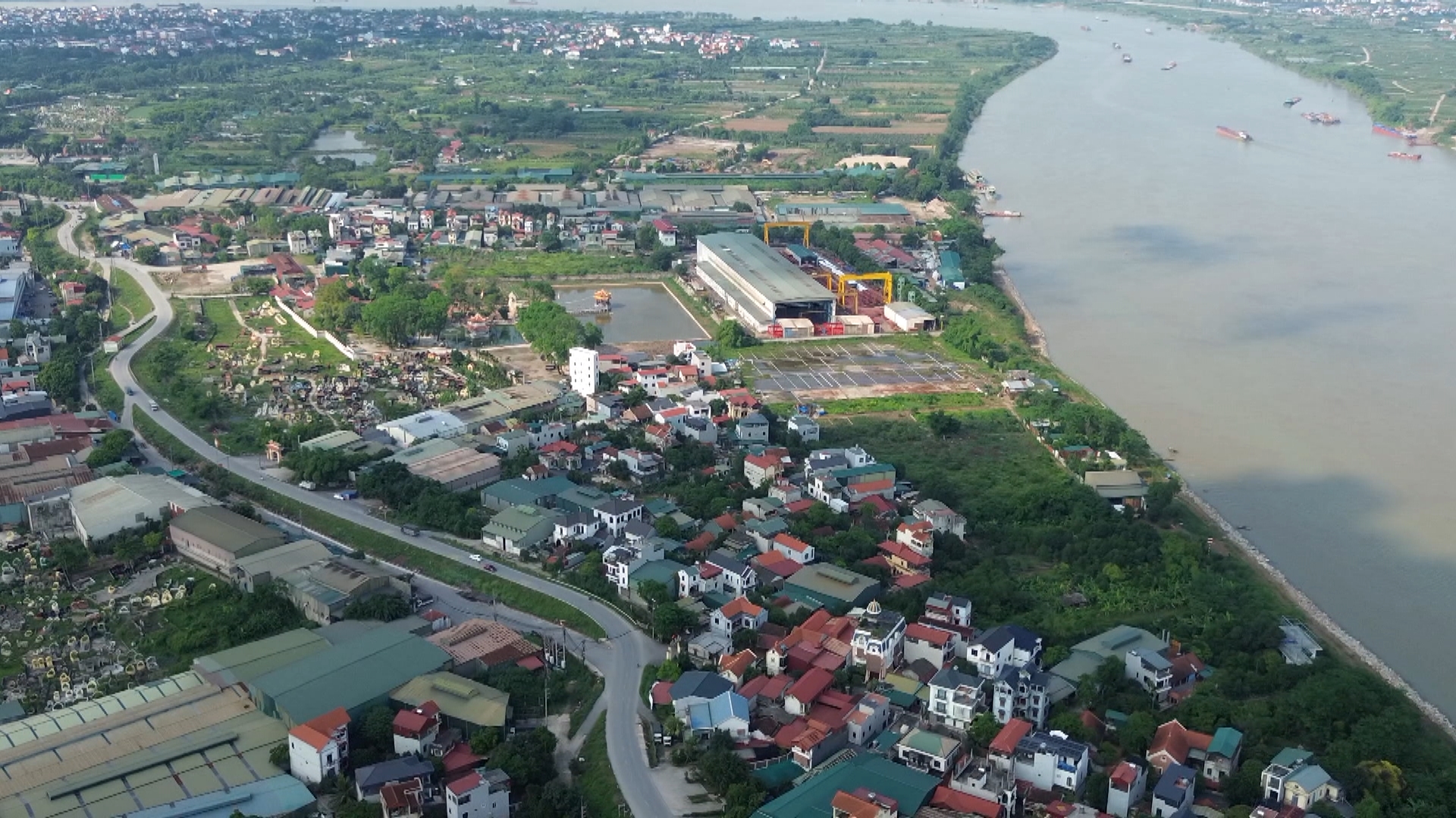 Công trình vi phạm ven sông Hồng phải tự tháo dỡ trước 30/6