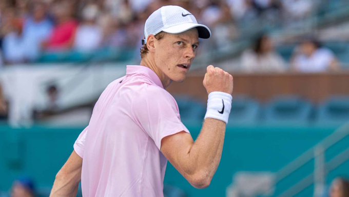 Jannik Sinner cân bằng kỷ lục của Novak Djokovic